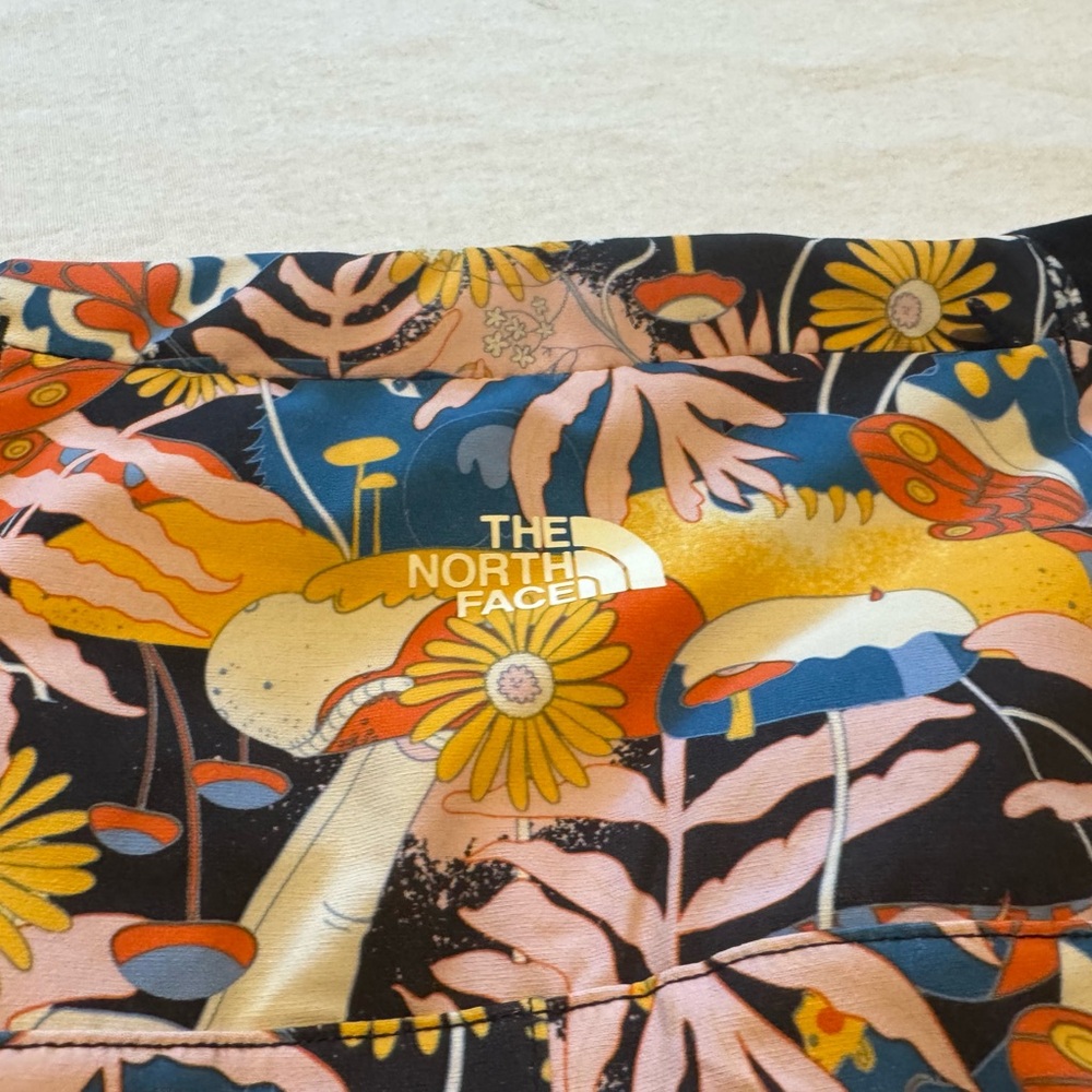THE NORTH FACE Women Med. Hydrenaline Windwall‎ Black Pink Floral Shorts Women’s - Picture 3 of 8